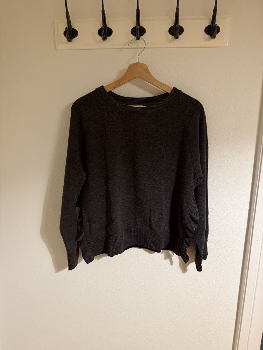 Zara Pullover & Sweatshirts: Zara Strickpullover Grau Gr. M mit Rüschen – Gebraucht aus Bern von katystrophal