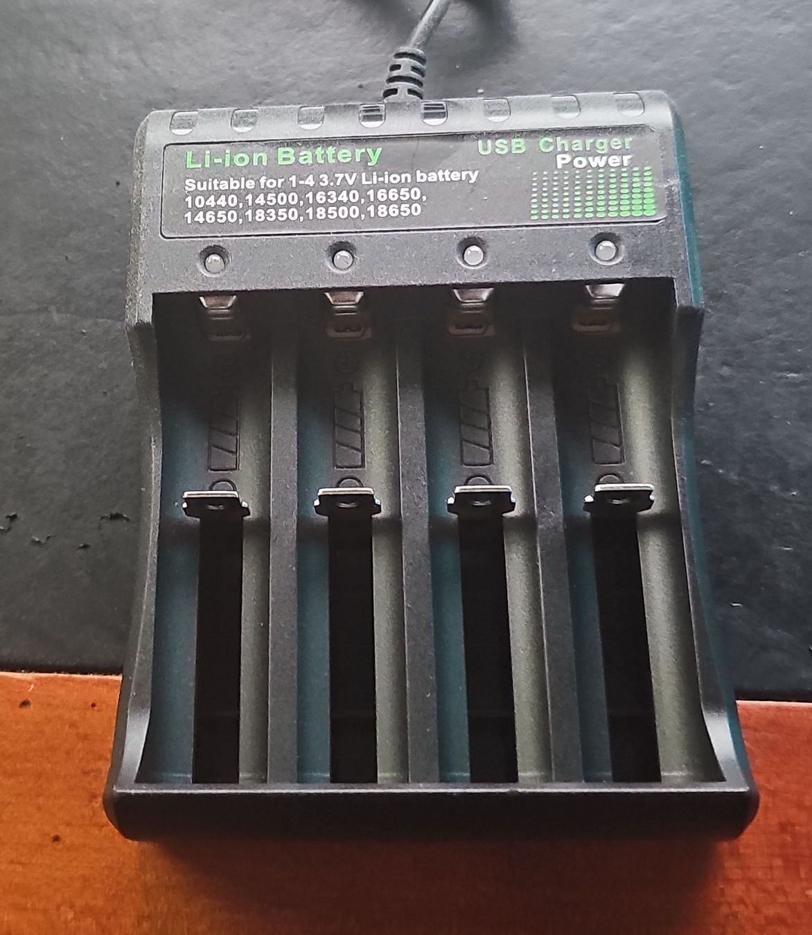 Caricatori & Batterie: Chargeur Li-ion 4 batteries – Nuovo e nell'imballaggio originale da Montreux venduto da CABLEKABEL