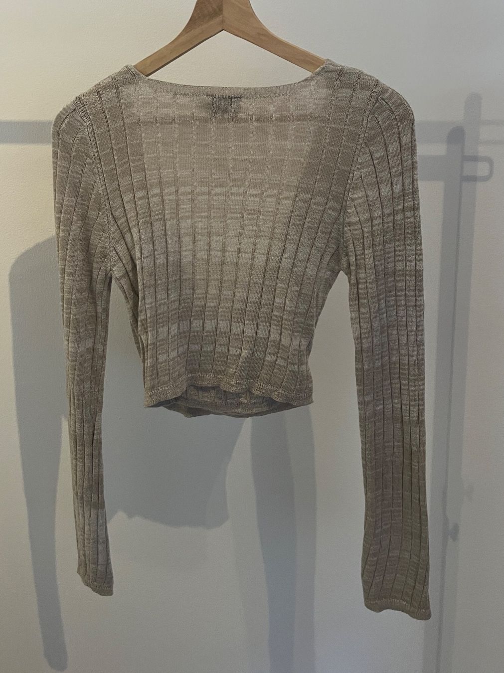 Na-kd Top: Crop top à manche longue, col cache-cœur – Usato da Savagnier venduto da taianab 6