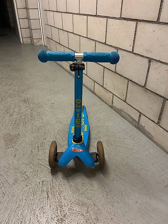 Micro Kickboard: Mini Micro in blau / gelb – Usato da Davos Dorf venduto da and_88z9 1
