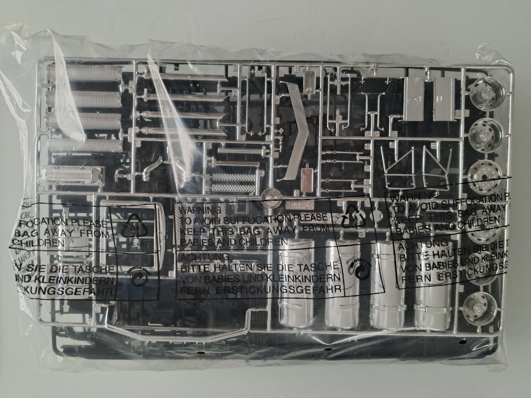 Revell Kit di modellismo & Modellini statici: Revell  Peterbilt 377 A/E Truck – Nuovo (secondo la descrizione) da Au (SG) venduto da mavi4114 2