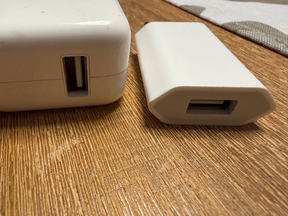 Apple Ladegeräte: 2 Apple-Ladeadaptern mit USB-A-Anschluss – Gebraucht aus Oftringen von ste_mp2b