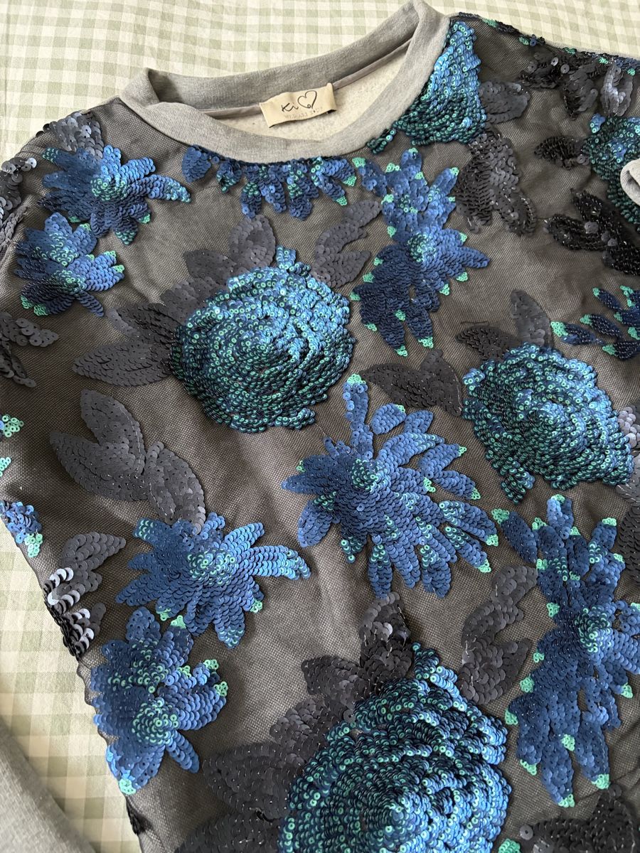Maglioni & Felpe: Grey Sweatshirt with Blue Sequin Flowers - Size Medium – Usato da Zürich venduto da Sonikasantos 2