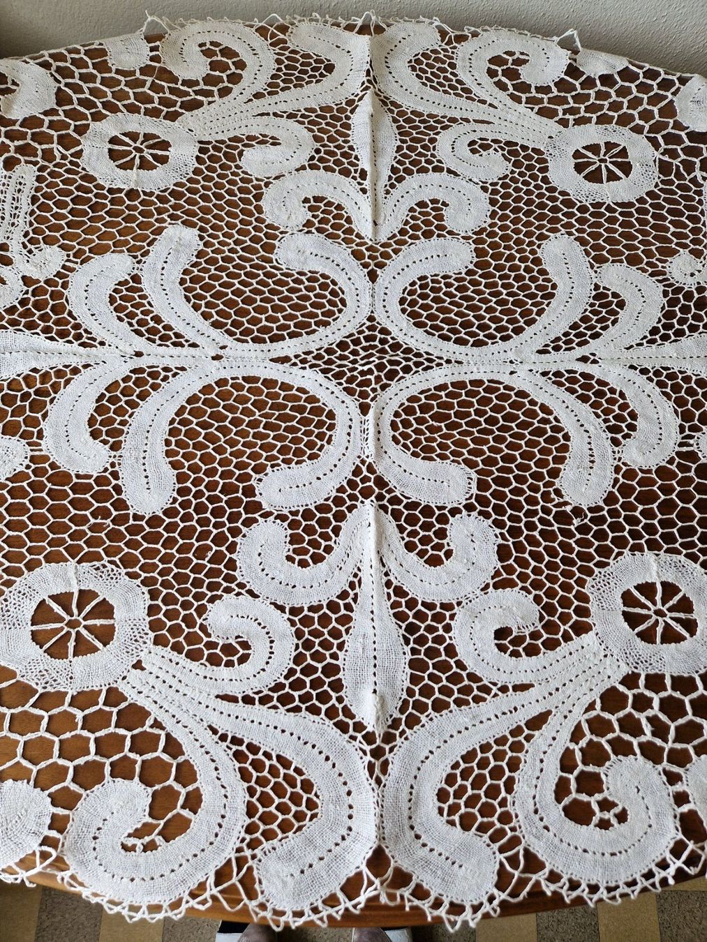 Sonstige Tischwäsche: Tischläufer 134 x85 cm/  Klöppelspitze – Gebraucht aus Bern von Antikbatik