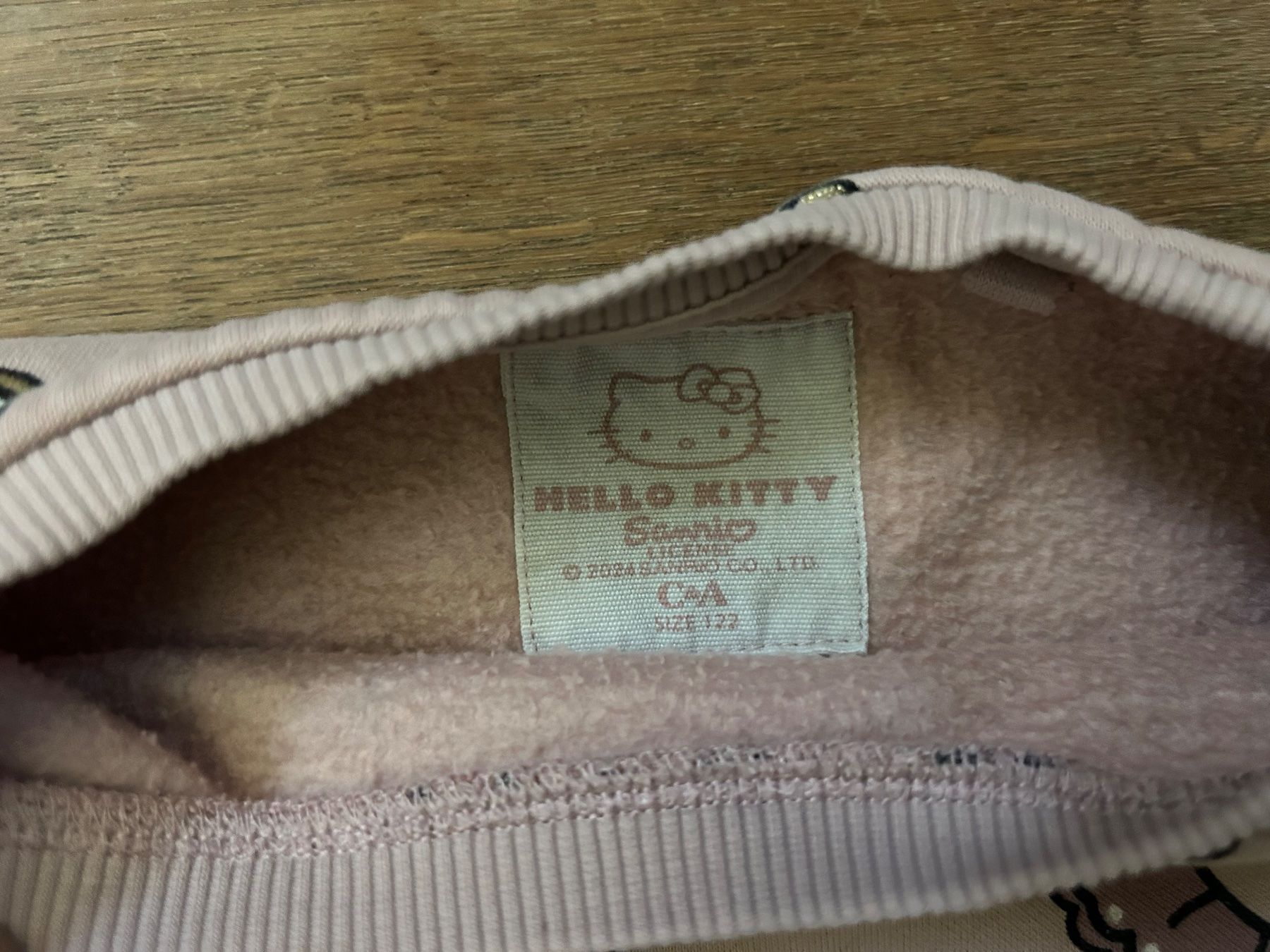 C&A Pulls et sweat-shirts: Hello Kitty C&A Pullover Gr. 122 – D'occasion à Heiligkreuz (Mels) par Ellengiordano 1
