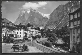 Grindelwald Teilansicht mit Kutschen und Wetterhorn