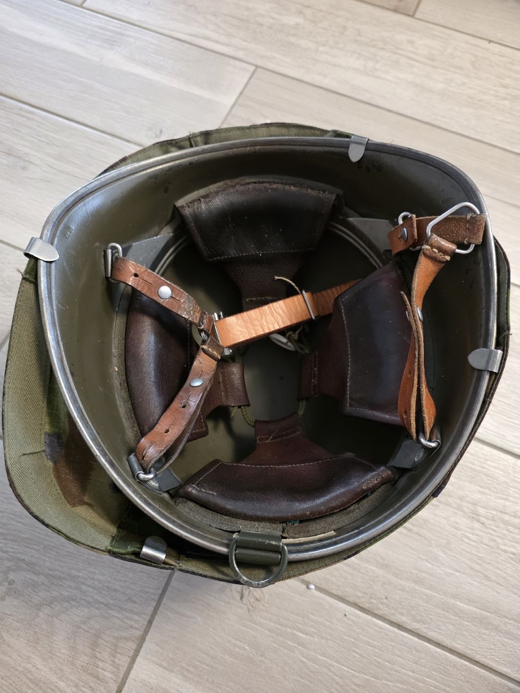 Uniformi & Effetti personali: Helm Militär Armee  – Usato da Dorf venduto da Echo_Elements 3