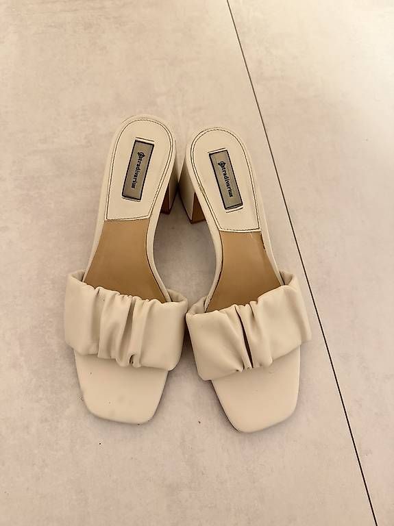 Damenschuhe: Beige Sandalen mit Blockabsatz – Gebraucht aus Rorschach von Tara234