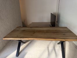 Massiver Holztisch in Eichenoptik mit schwarzem Metallgestel