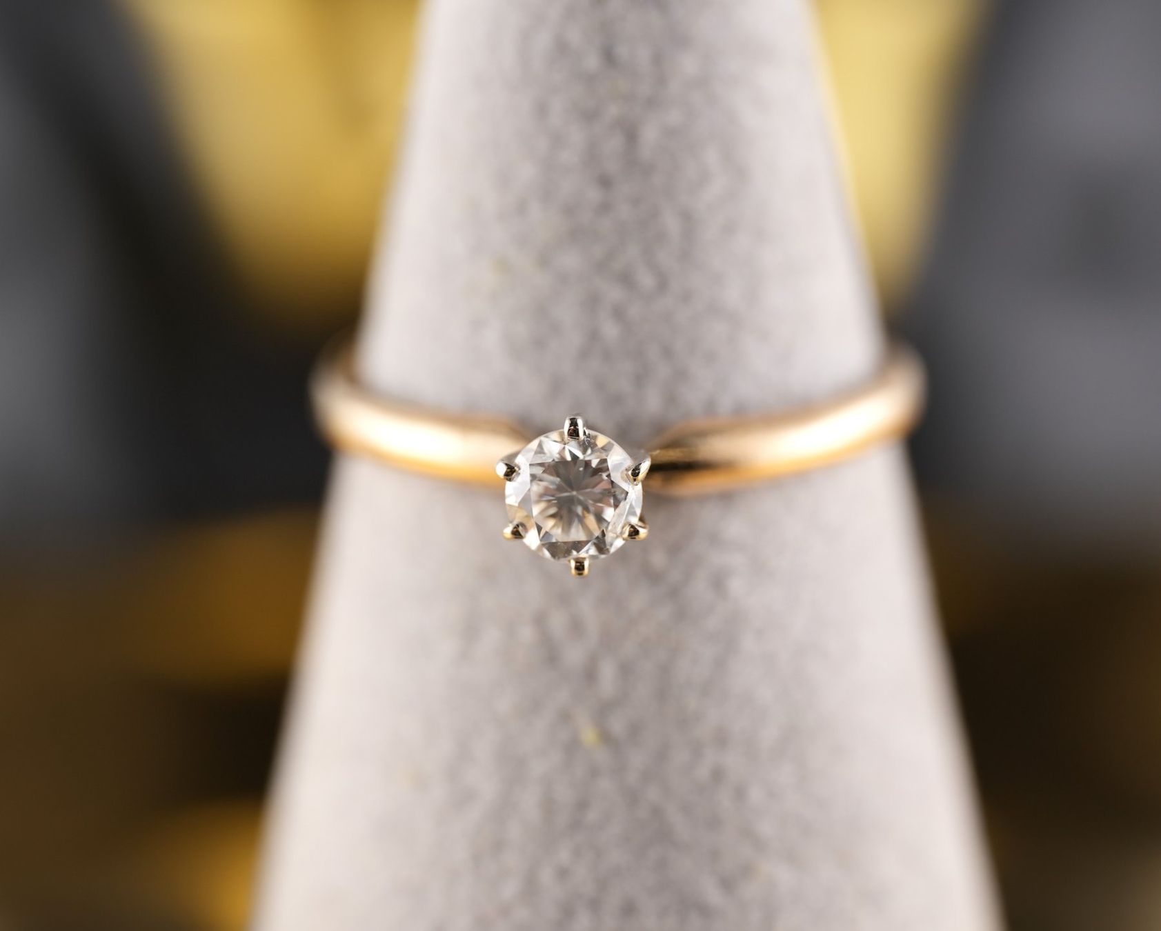 Ringe: Solitärring 18K mit Diamant ca. 0,35ct – Gebraucht aus Basel von Vip24