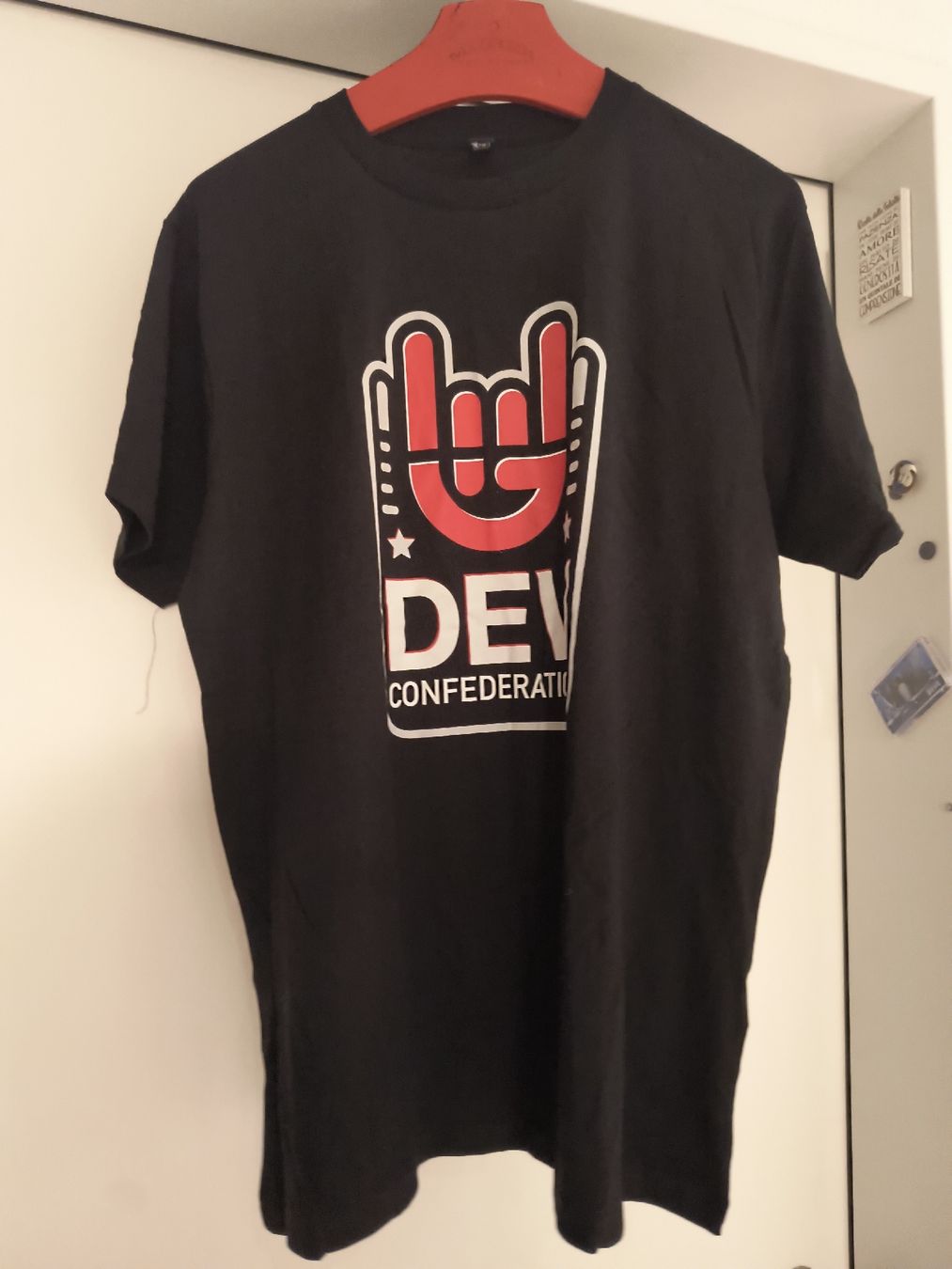 T-Shirts: Cooles schwarzes DEV Confederation T-Shirt, Grösse L – Gebraucht aus Schöfflisdorf von kin_2dp9