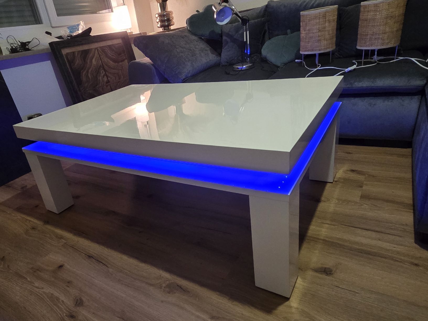 Tavoli: Couchtisch weiss Hochglanz mit LED  – Usato da Brüttisellen venduto da par_8zbj 5