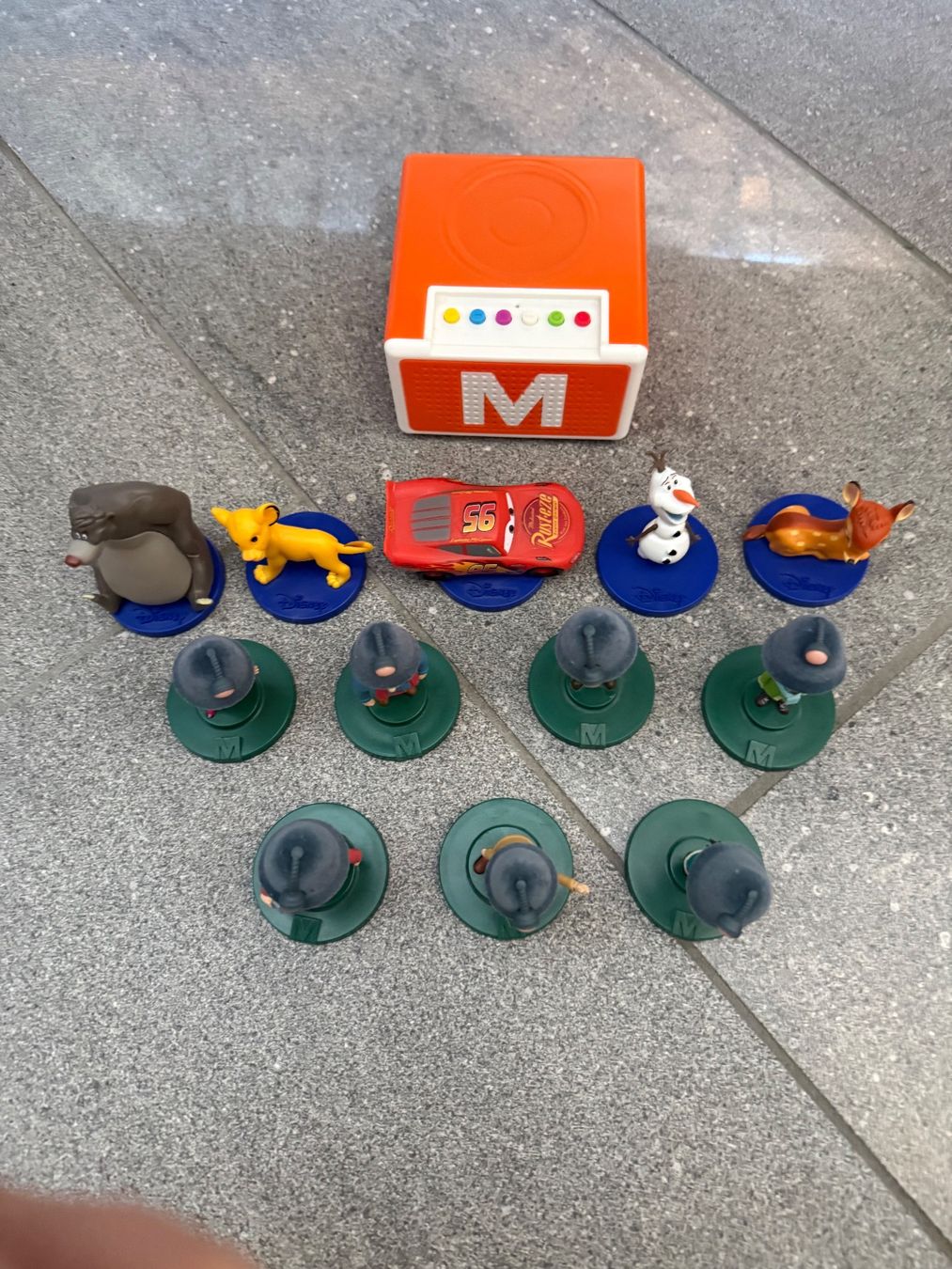 Migros Giocattoli: Migros Storybox mit 12 Figuren – Usato da Muri AG venduto da Hawaiiandream 1