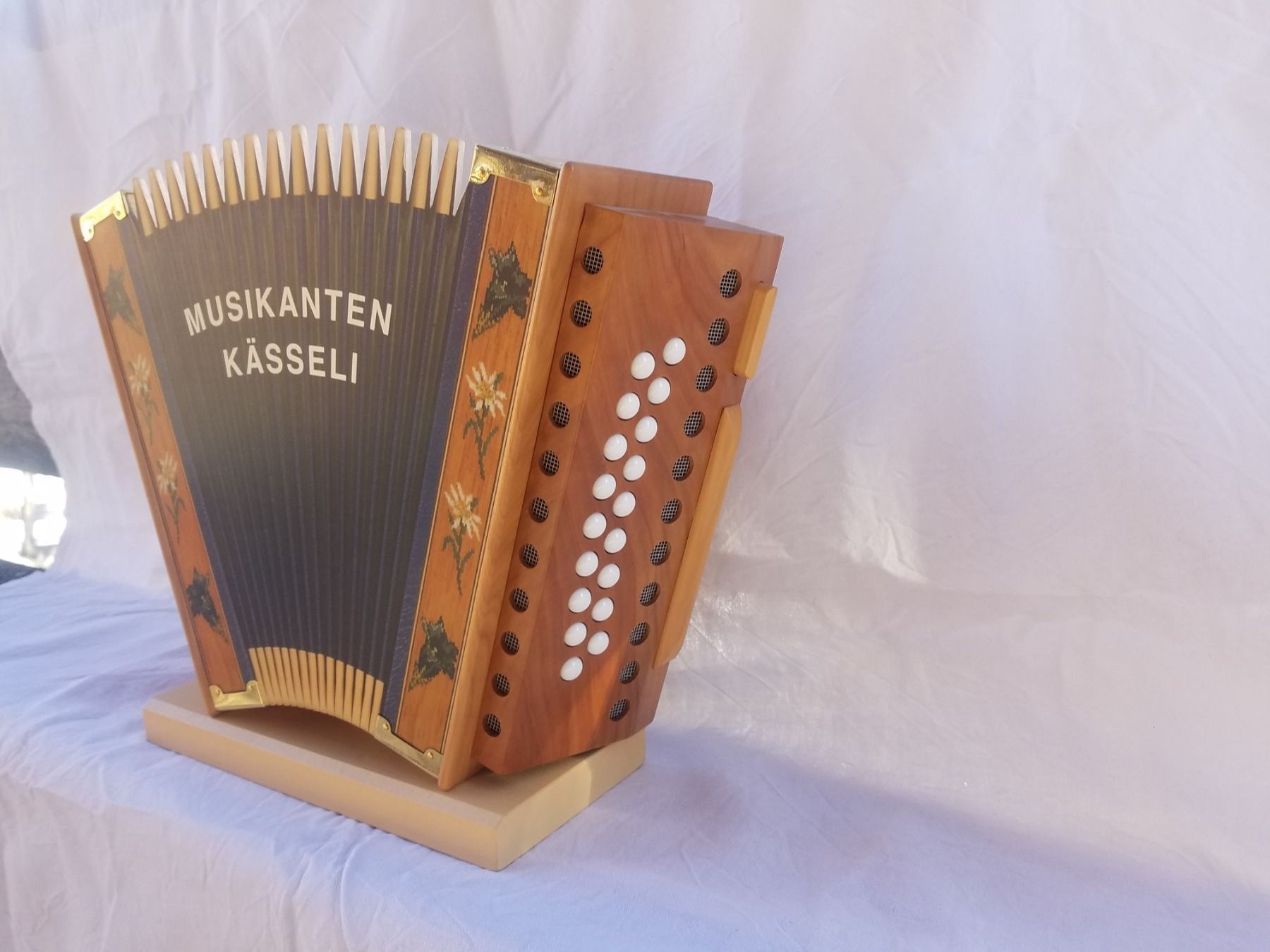 Musikinstrumente: Örgeli Kasse – Gebraucht aus Davos-Frauenkirch von KCHrist 1