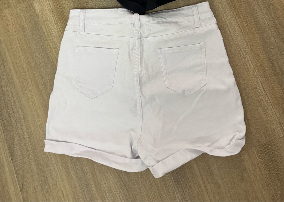 Jeans: Weisse jeans shorts – Nuovo (secondo la descrizione) da Sierre venduto da jen_w8vt 1