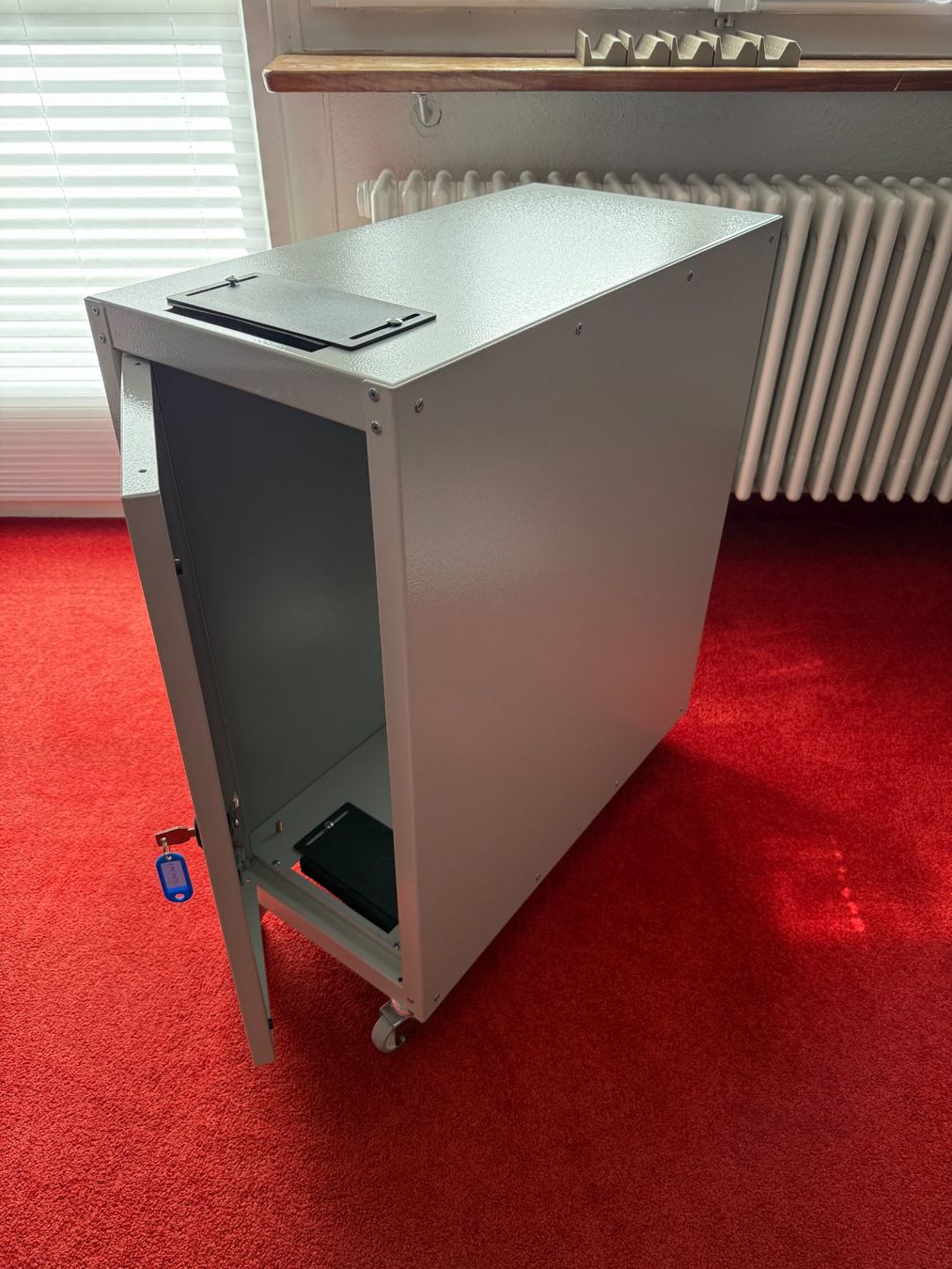 Racks & Cavalletti: DIGITUS Computergehäuse mit Glastür, rollbar, abschliessbar – Usato da Otelfingen venduto da SlediiCH 1