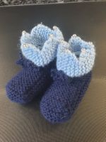 Babyfinken 9.5x 5cm gestrickt Krönchenform mit Perlen Blau