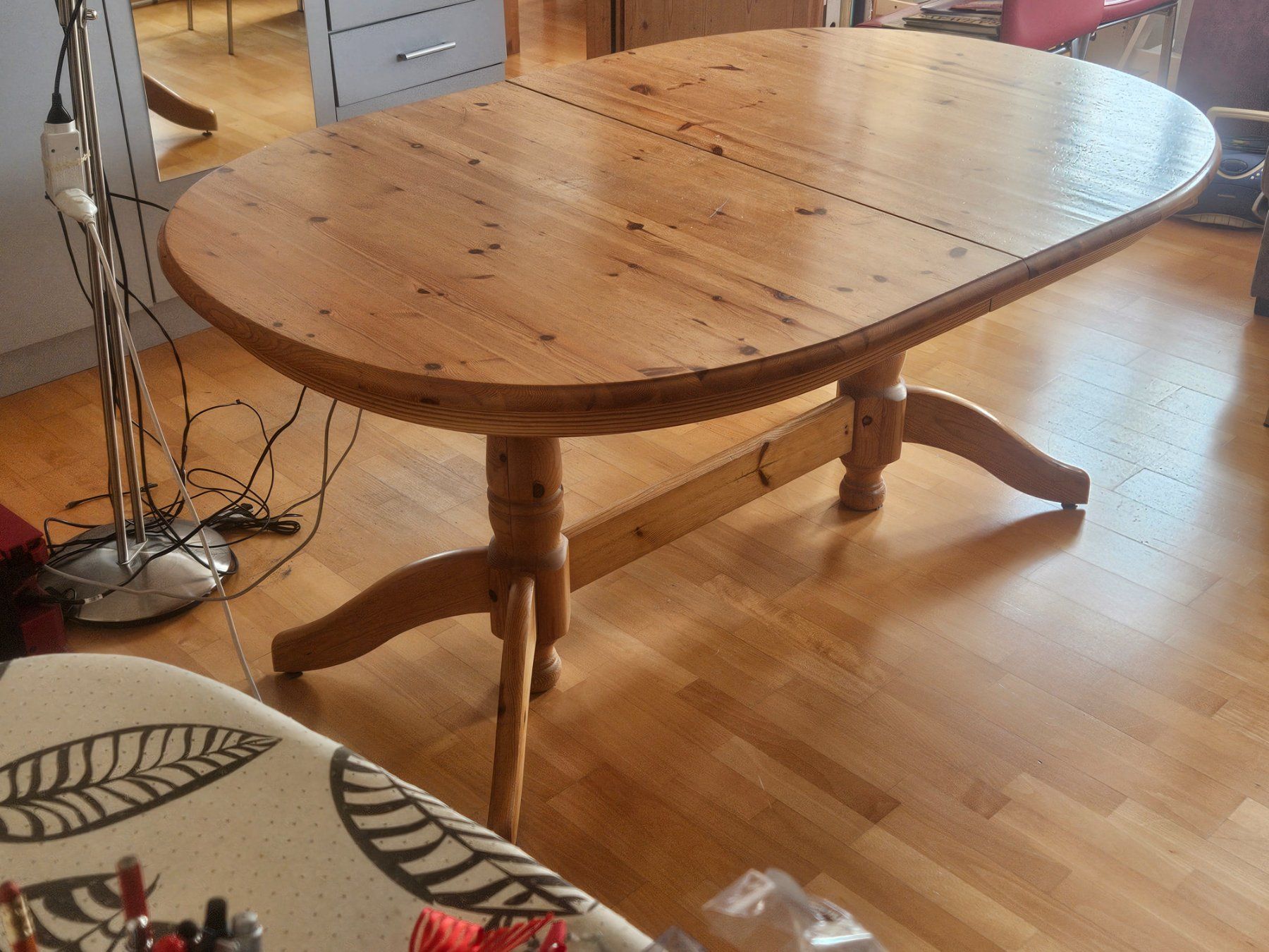 IKEA-Holztisch oval 160 x 105 cm, massiv, ausziehbar (Gebraucht) in Cazis für CHF 20 – nur Abholung auf Ricardo kaufen