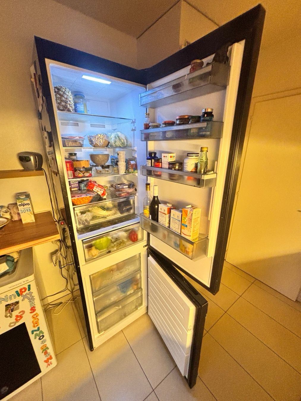 Sharp Réfrigérateurs: Frigo-Congélateur Sharp noir – D'occasion à Vevey par Thierry1800. 2