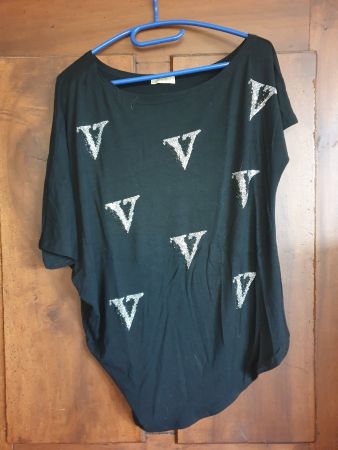 Schwarzes T-Shirt mit V Strass ca. L elegant