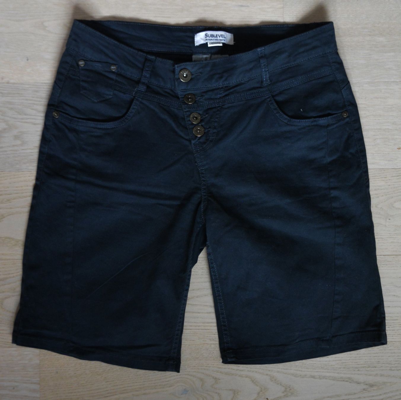 Pantaloni: Dunkelblaue Damen Shorts von Sublevel, Grösse: M – Usato da Niederhasli venduto da littledrop