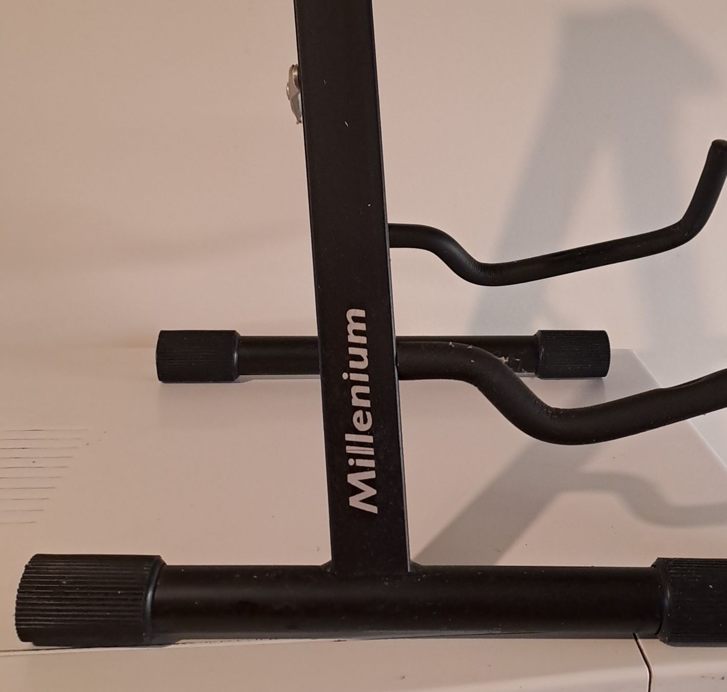 Millenium Supporti per strumenti musicali & leggii: Support guitare pliable Millenium, parfait état. – Usato da Châtelaine venduto da plume019 2