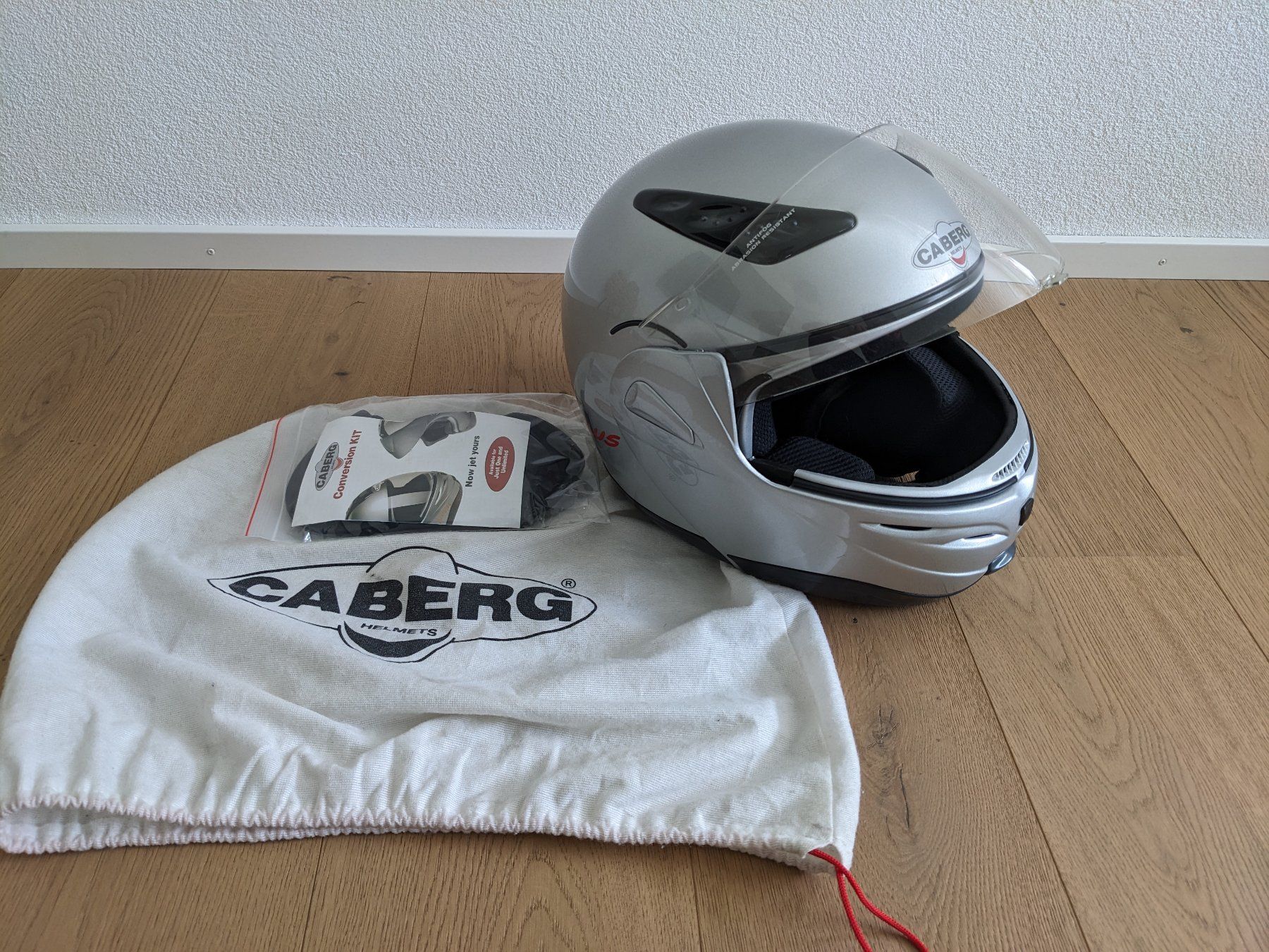 Caschi & visiere: Motorradhelm / Töffhelm - Caberg Jet 1 Plus - silber / Gr. S – Usato da Hinterforst venduto da Rikiro