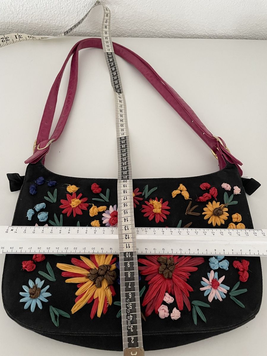 Taschen für Damen: Schwarze Handtasche mit Blumenstickerei – Defekt aus Winterthur von tat_ky5h 3