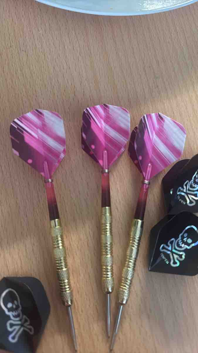 Freccette: Darts Set goldfarben mit Ersatz-Flights – Nuovo (secondo la descrizione) da Zürich venduto da Pingu333 3