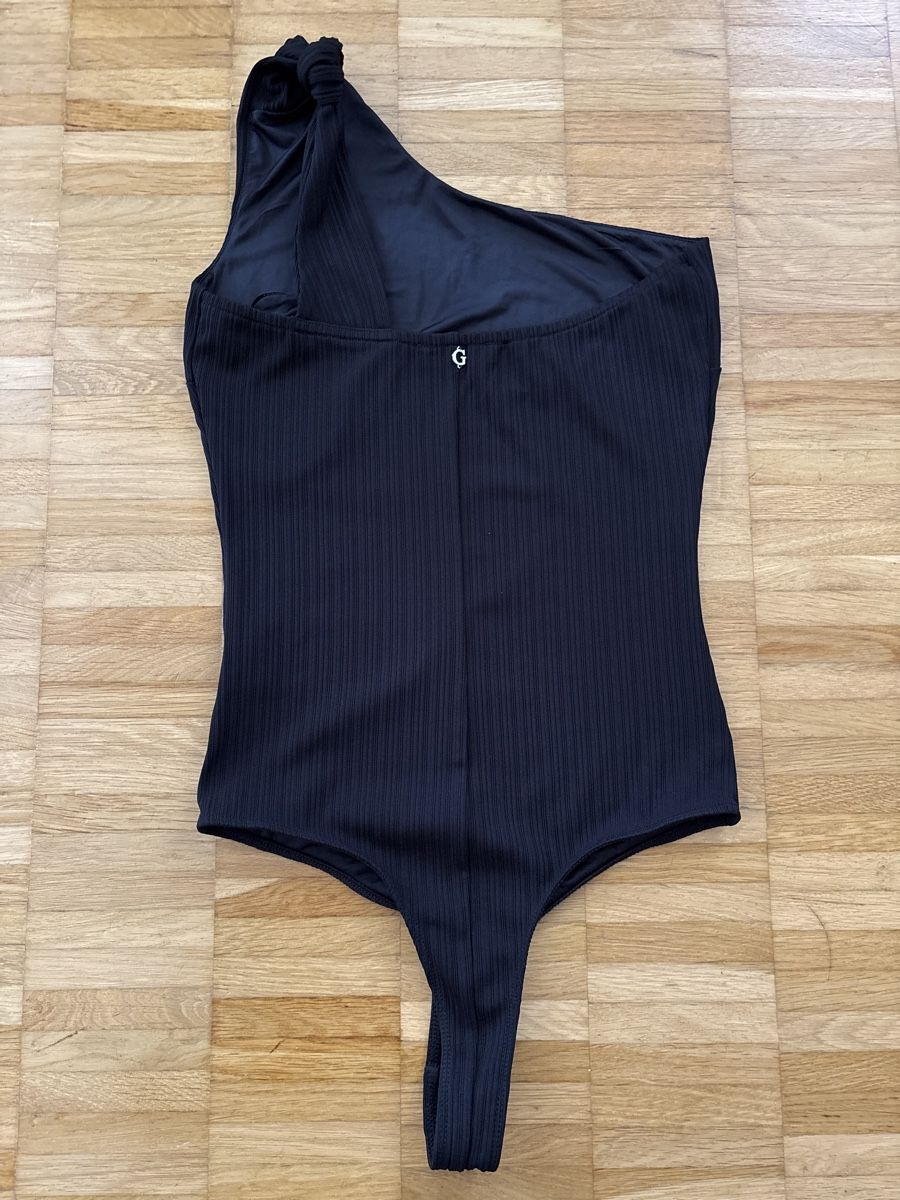 Guess Tops: Guess Body – Neuf avec emballage d'origine à Sisseln AG par Gommibaerli87 1