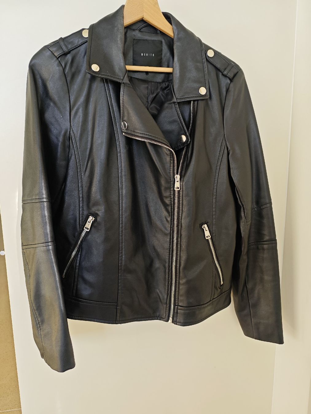 Giacche: Stylish Black Leather Jacket Mohito Gr. 40 – Nuovo (secondo la descrizione) da Zürich venduto da alu_dzr7