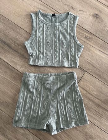 TOP UND SHORTS UNGETRAGEN GRÖSSE S