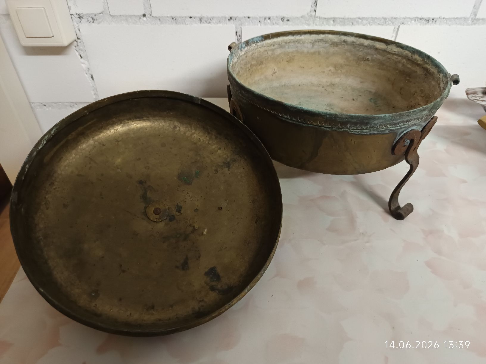 Toutes les décorations: Antiker Messingtopf mit Deckel – D'occasion à Bergdietikon par Riviera83 1
