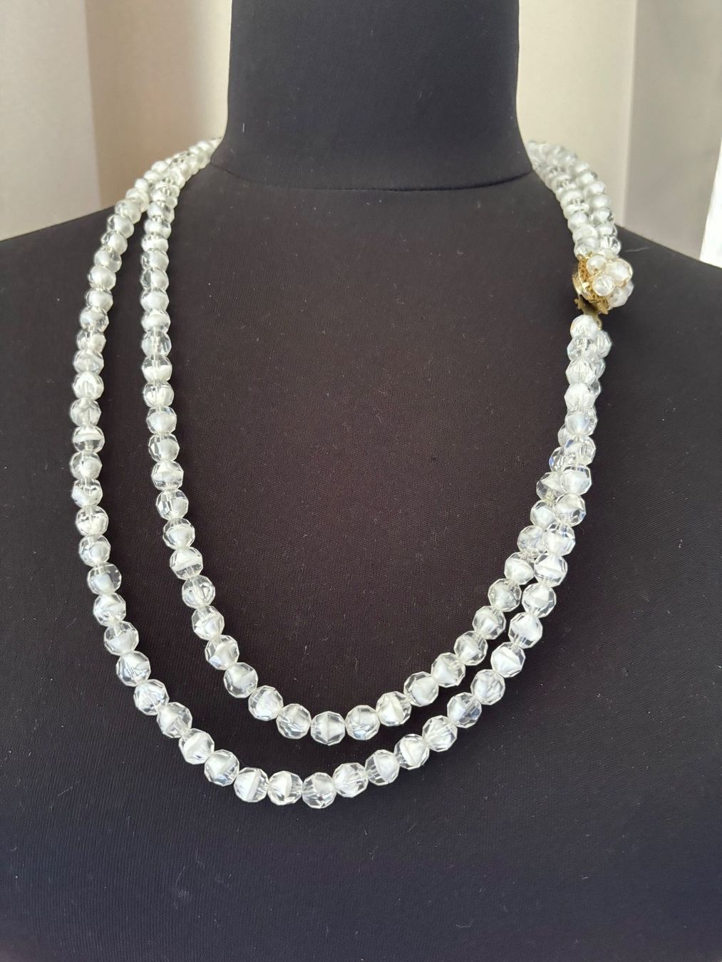 Catenine: Collier deux rangs perles de verre facettées fermoir doré – Usato da Peseux venduto da CharmeCommerce 3