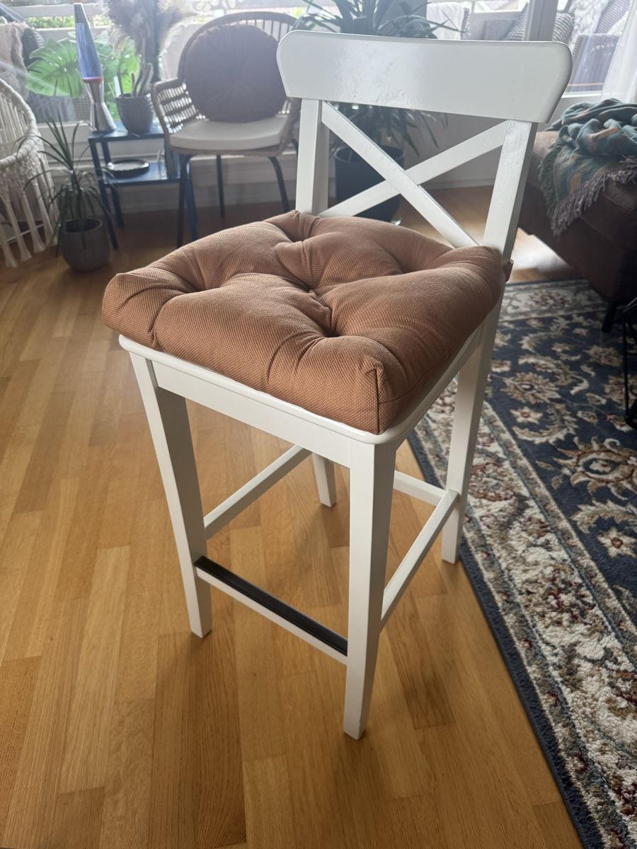Ikea Seggioloni: Ikea Barhocker weiss mit Sitzkissen – Usato da Männedorf venduto da mariadelrocioeberle 1