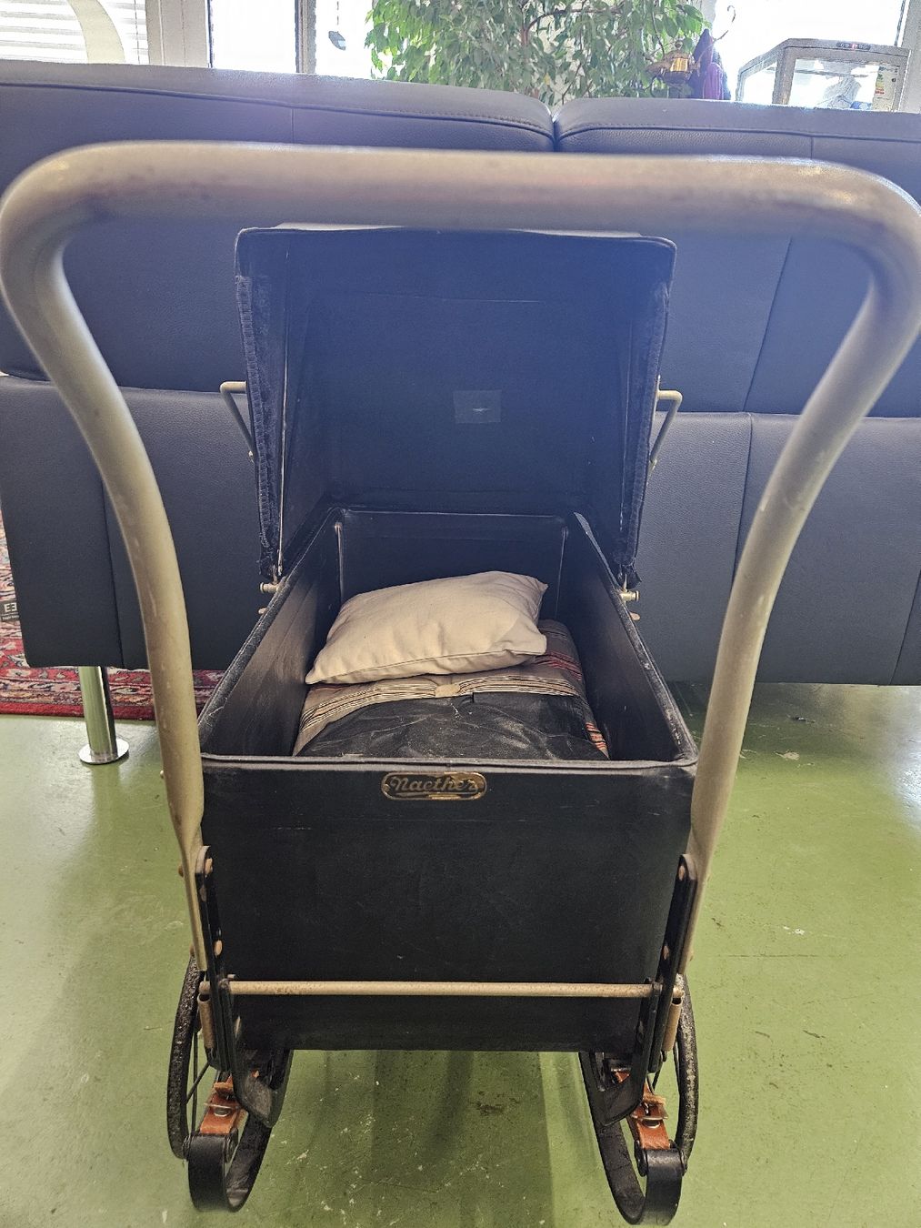 Puppenwagen: Antiker Puppenwagen  – Gebraucht aus Pratteln von Cartonsducoeur_bl 2