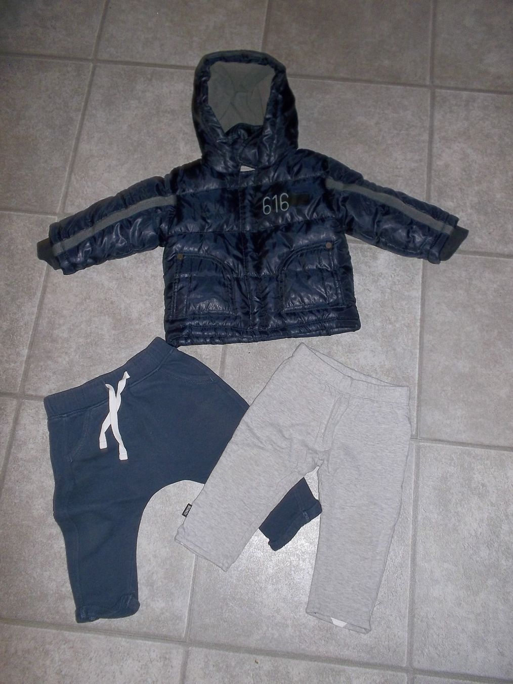Lotti & Set di vestiti: 8 teiliges Knabenkleiderpaket Grösse 74 – Usato da Kaltbrunn venduto da Cindy99
