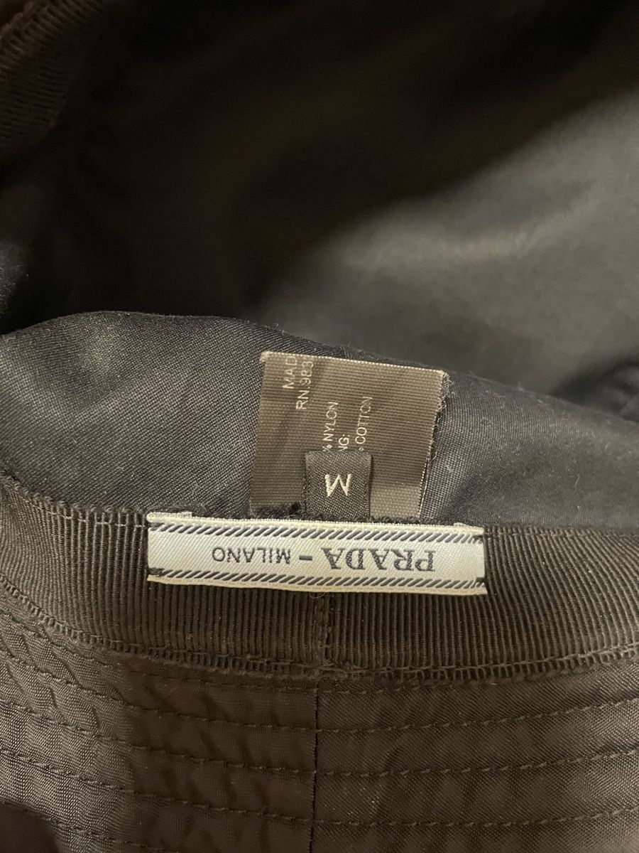 Prada Copricapi, berretti & cappellini: Prada Buckethat schwarz Grösse M mit Originalverpackung – Usato da Appenzell venduto da kra_v8qd 3