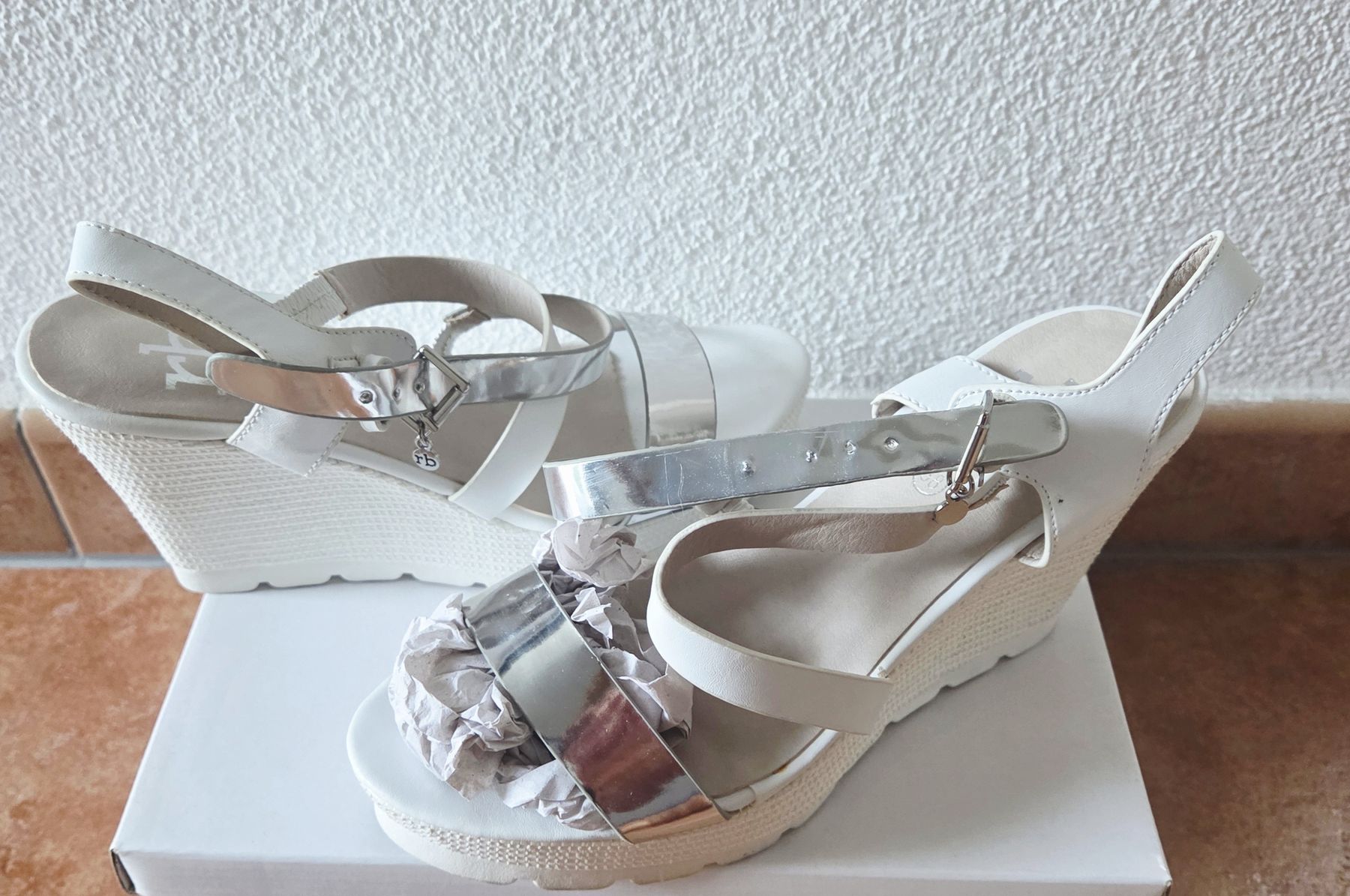 Roccobarocco Scarpe per ragazze: Sandali RoccoBarocco Bianco Argento, Taglia 38 – Usato da Mendrisio venduto da AleTire