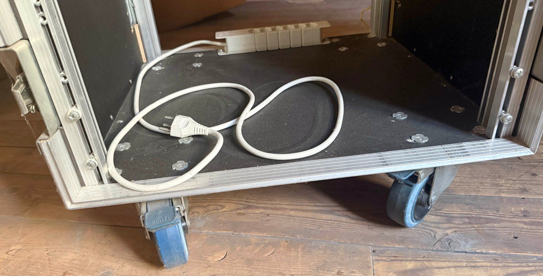 Racks & Cavalletti: 19 Zoll Rack Flightcase auf Rollen – Usato da Zürich venduto da Ypar 1