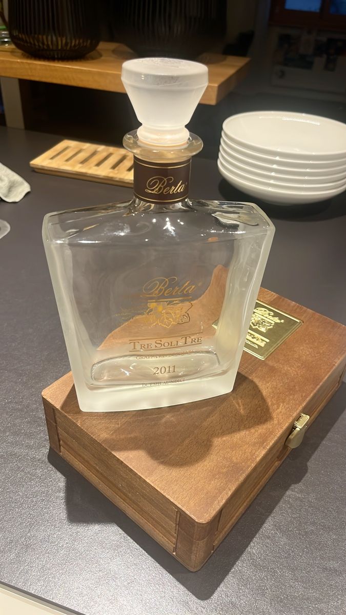 Altro: Berta Tre Soli Tre 2011 Glasflasche mit Holzkiste – Usato da Berneck venduto da Bonie6