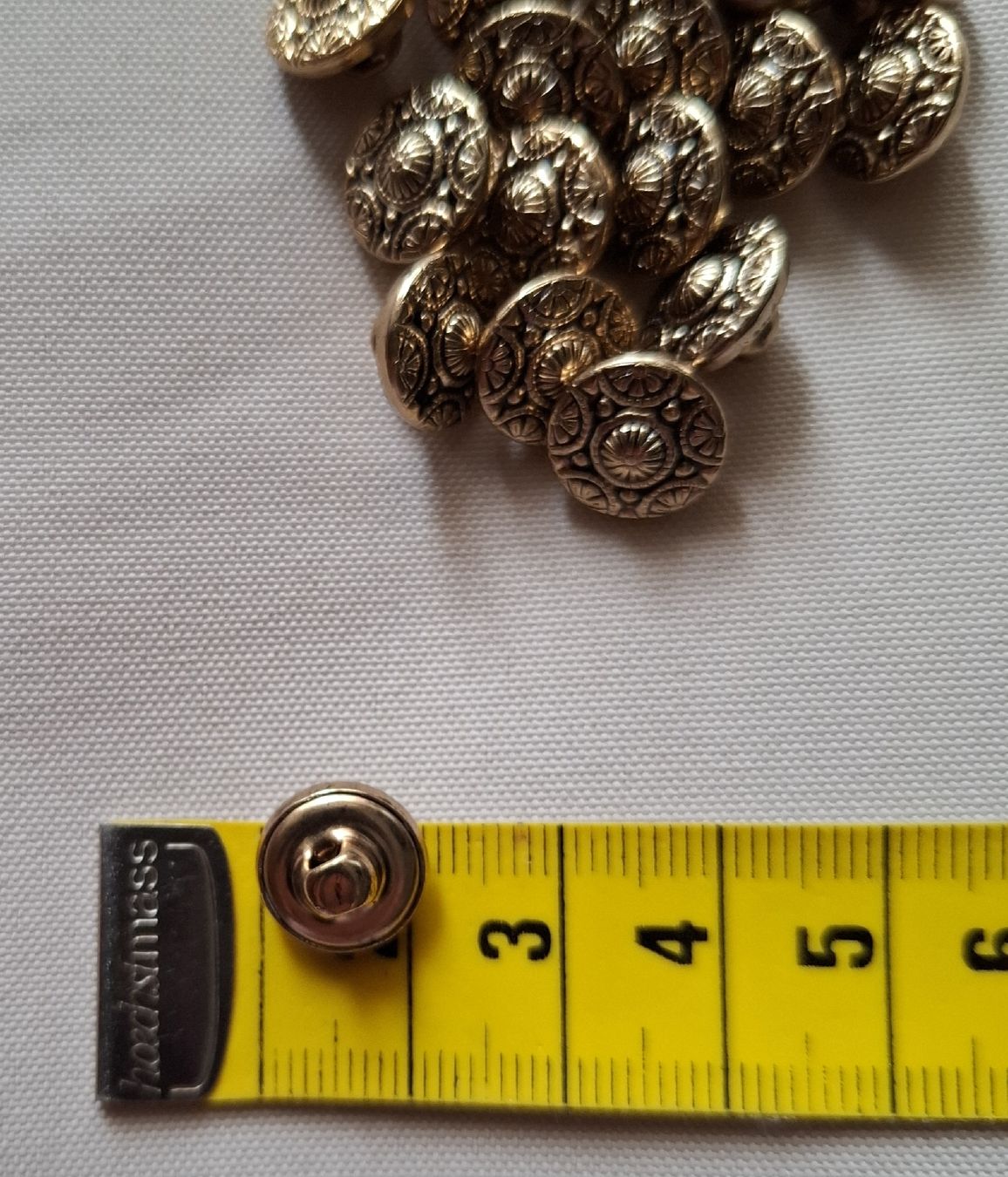Bottoni: 19 Knöpfe, Barock Muster, 11 mm. – Usato da Dietikon venduto da Hirschkopf 3
