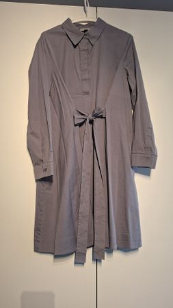 Taubengraues Blusenkleid von COS