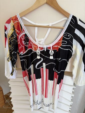 Buntes Shirt Gr. M, Sommer-Style, Print mit Anhänger