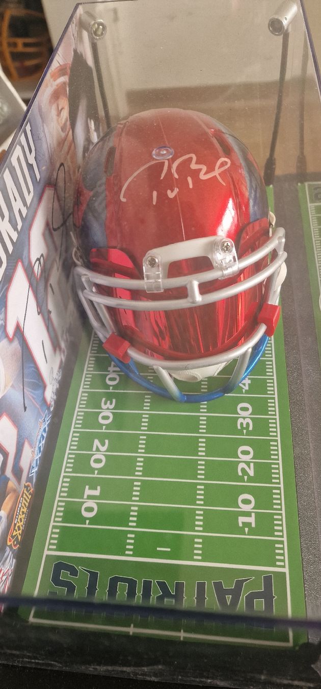 NFL Antike Kleidung: Tom Brady The Goat handpainted mini Helm mit Vitrine – Neu (gemäss Beschreibung) aus Bremgarten AG von Odin85 1