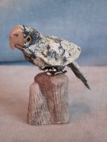 Sehr hübscher kleiner Vogel Papagei? Mineral unbekannt