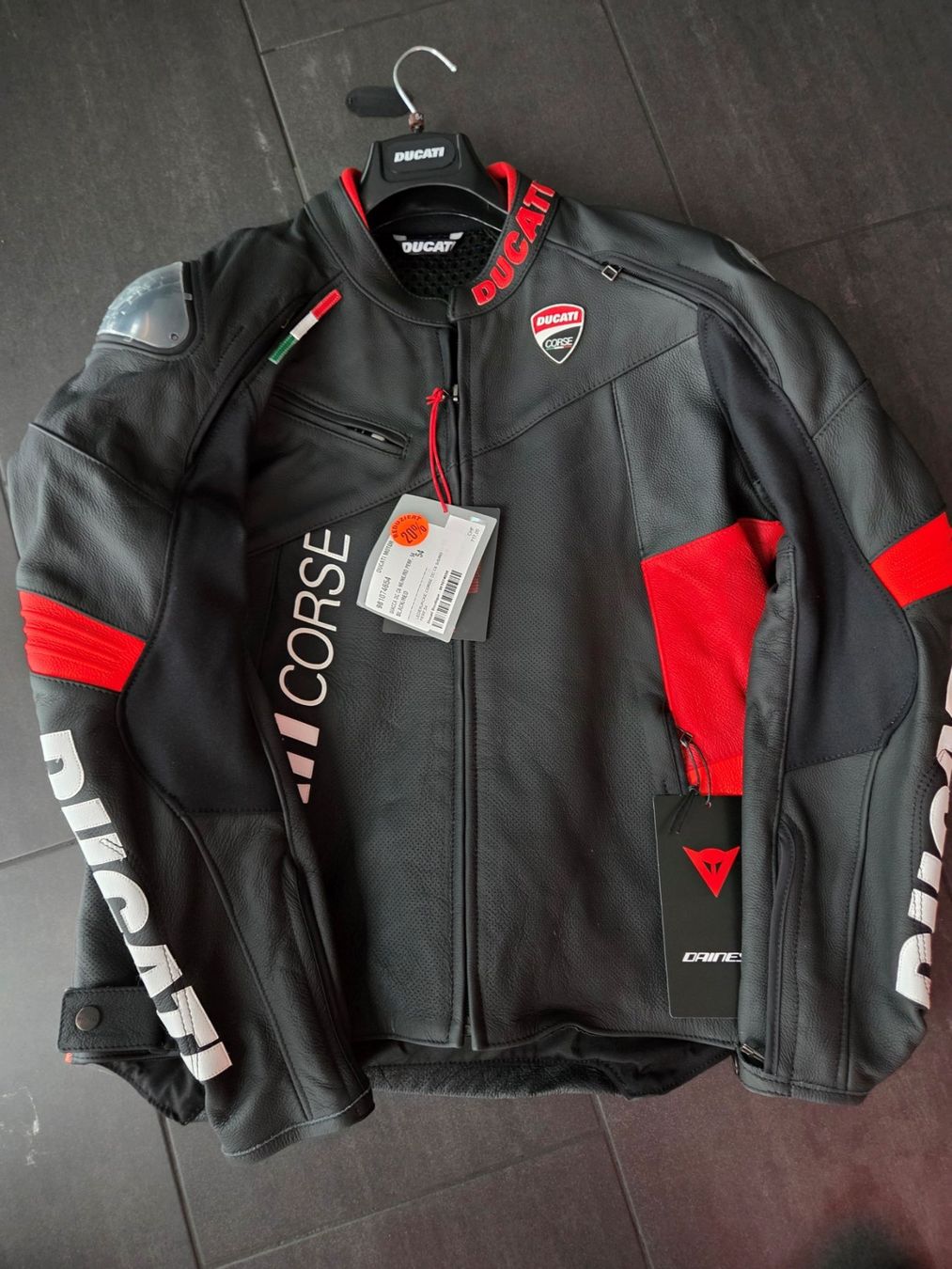 Ducati Giacche: Lederjacke Ducati Corse C6 – Nuovo (secondo la descrizione) da Frauenfeld venduto da Moto77_AG 1