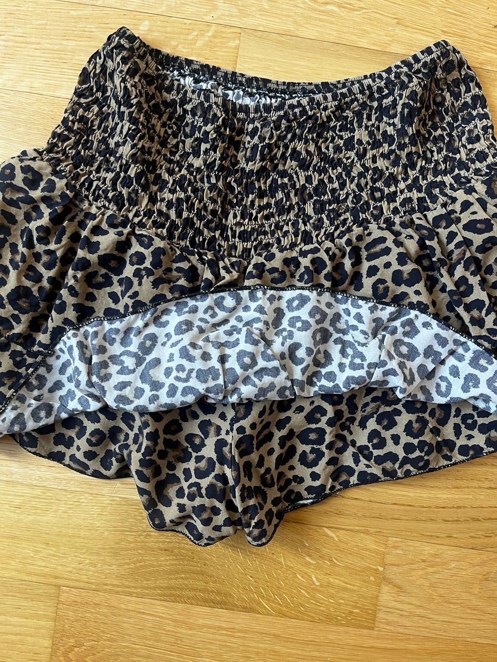 Gonne: Mini jupe short à motifs léopard – Nuovo (secondo la descrizione) da La Tour-de-Trême venduto da lol_85kj 1