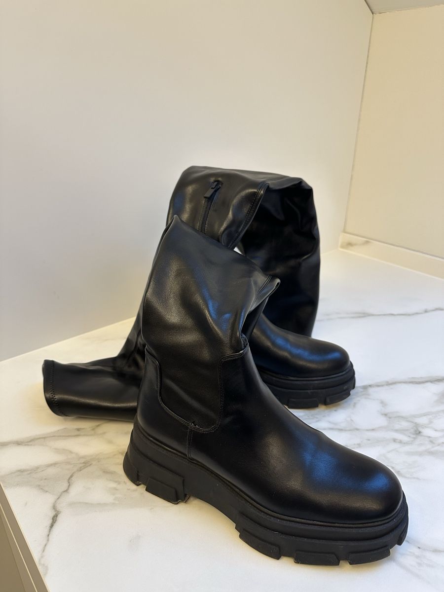 Damenschuhe: Schwarze Overknee-Stiefel, Grösse 40 – Gebraucht aus Koppigen von mrs_5gyj 2