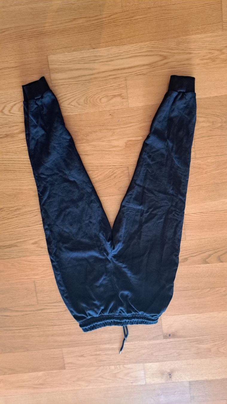 Pantaloni: Schwarze Jogging-/Trainerhose – Usato da Seengen venduto da ja6_65wp 3